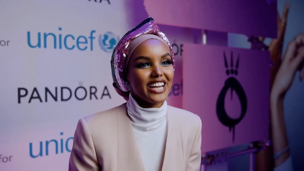 foto de Halima Aden sorrindo usando hijab estiloso