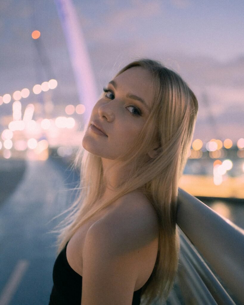 mulher loira cabelos lisos longos blusinha preta