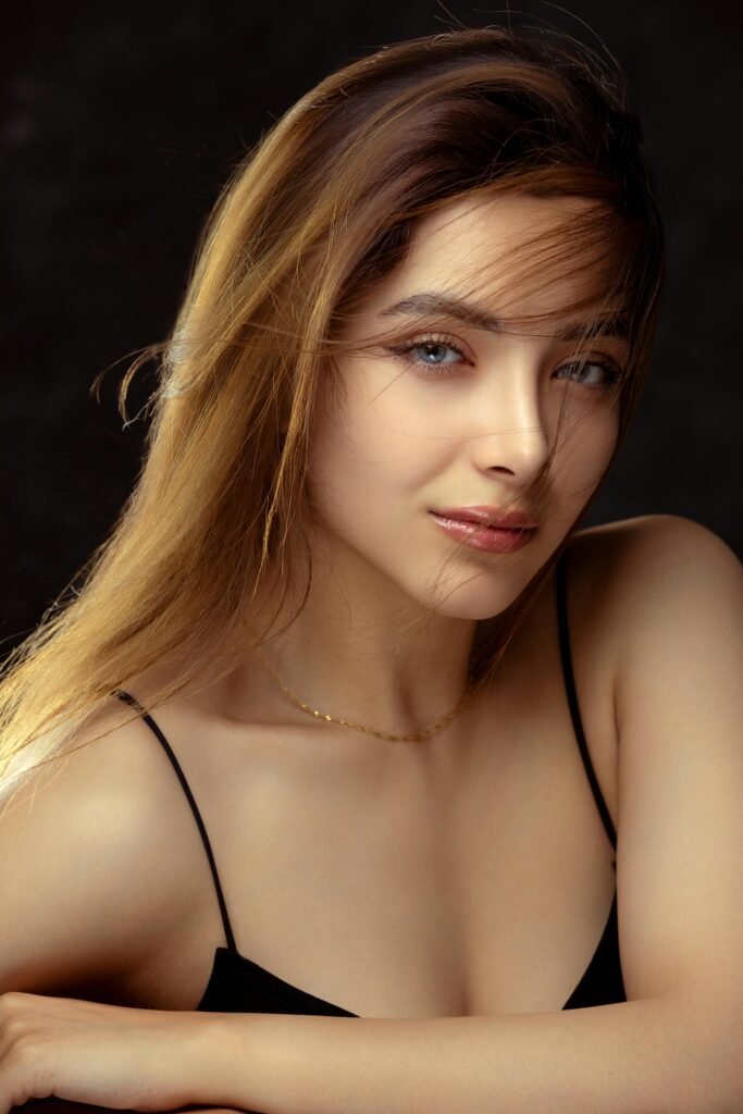 foto de perfil de mulher loira cabelos lisos soltos leve maquiagem olhos azuis fazendo pose pra foto