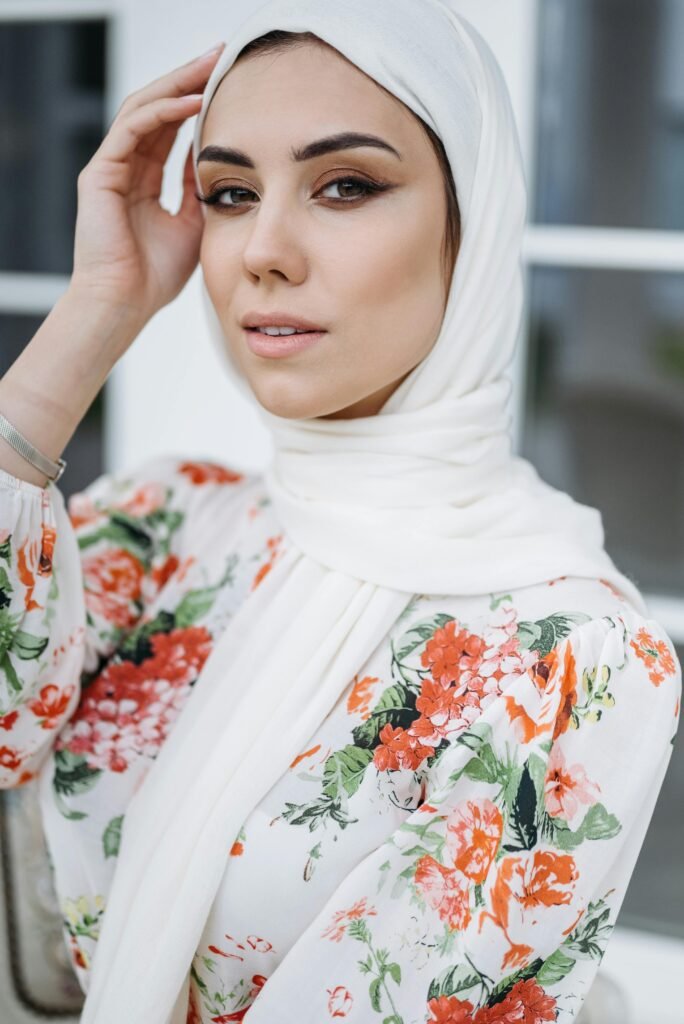 foto de mulher branca com hijab branco leve maquiagem vestido florido