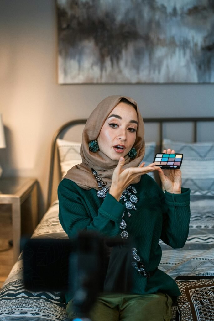 foto de mulher branca usando hijab marrom mostrando maquiagens