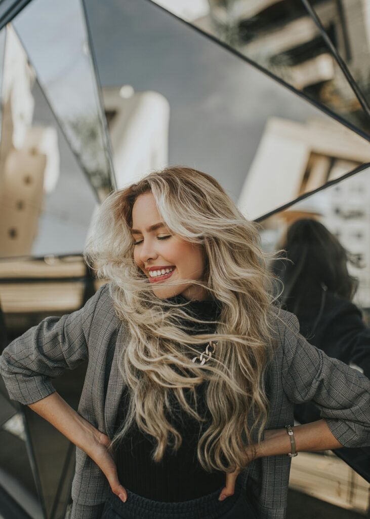 foto de mulher loira sorrindo com maquiagem cabelos longos