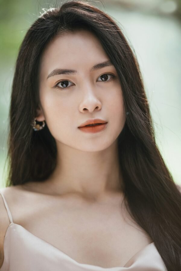 mulher coreana leve maquiagem cabelos lisos longos pretos foto de Thanh Duc PHAN unsplash.com