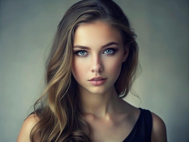 foto de perfil de uma mulher branca cabelos lisos longos olhos azuis