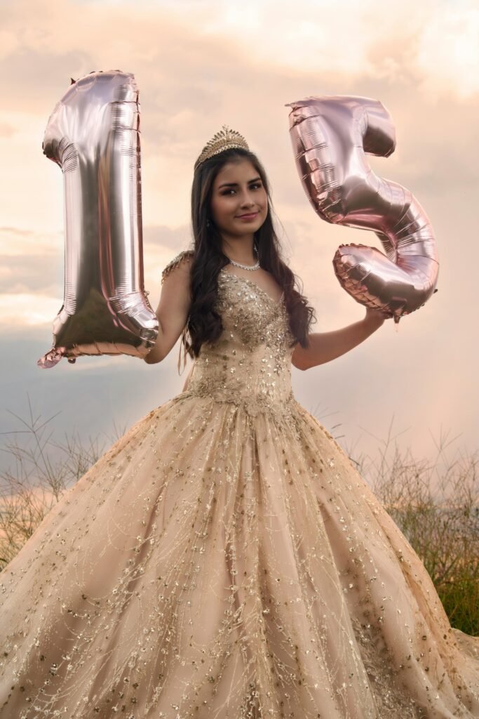 menina comemorando seus 15 anos segurando dois baloes em forma de números 15, vestido de princesa