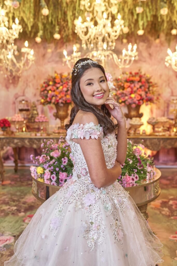 menina sorrindo comemorando seus 15 anos vestido branco de princesa