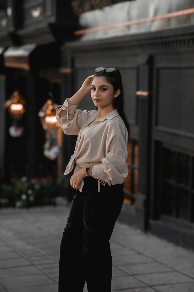 mulher cabelos pretos lisos longos óculos na cabela blusinha bege vintage retro