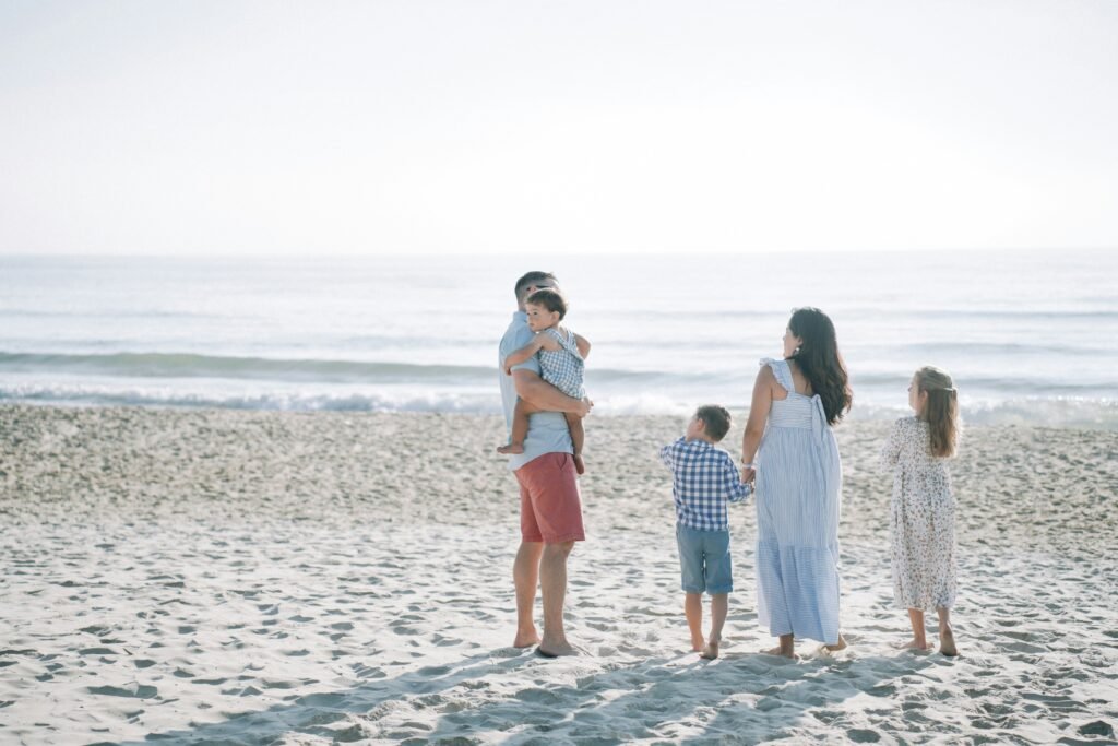 familia passeando na praia pais e filhos o dia dos pais, father’s day europe dicas de presentes para o seu pai comprar melhor presente pro meu pai