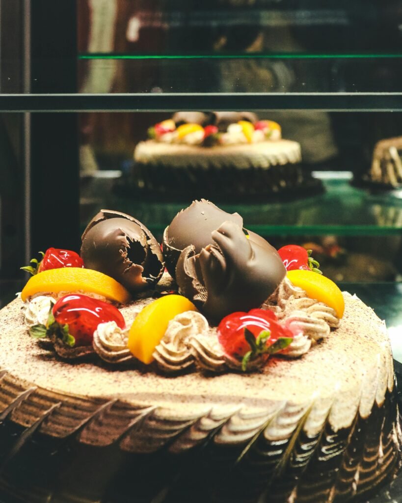 foto de um bolo de chocolate com frutas vermelhas emagrecer em silencio, açúcar: o vilão e o herói oculto
