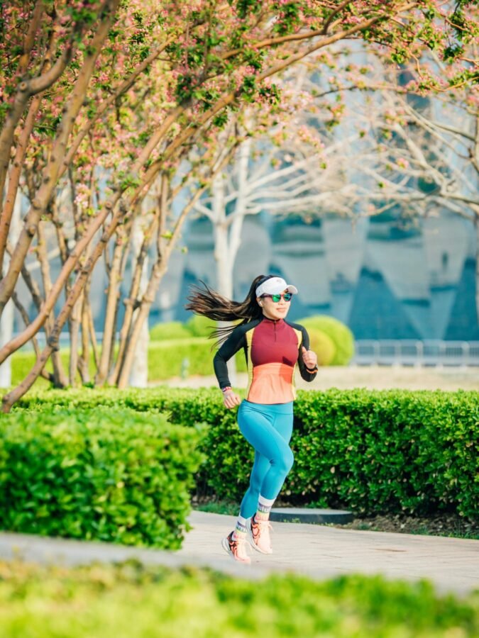 foto de mulher correndo na praça fazendo atividade física roupa de corrida teniz
