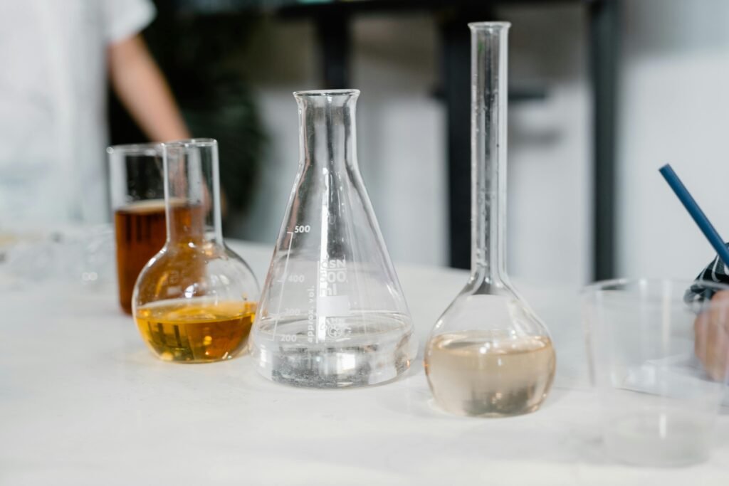 foto ilustrativa de tubos diferentes de ensaio laboratório