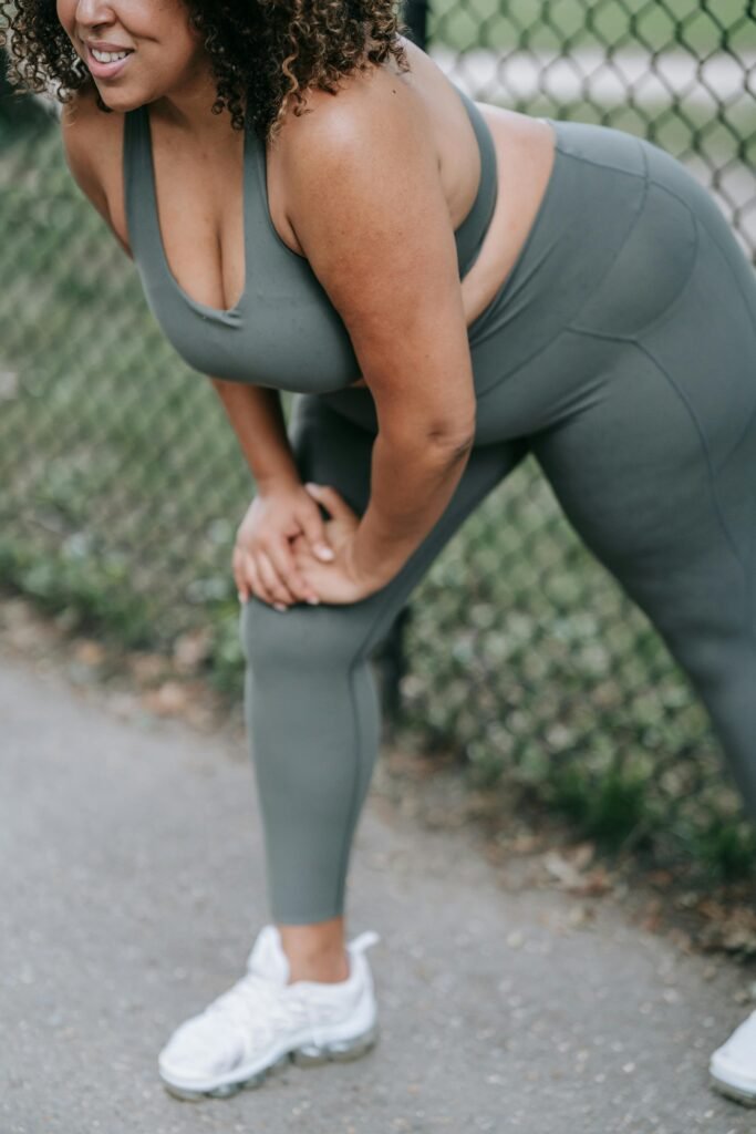 foto de uma mulher com roupa de academia fazendo exercício para perder peso