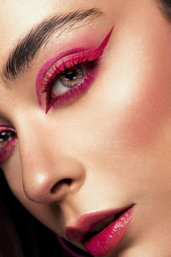 foto do rosto de mulher maquiada tons forte de roxo olhos claros