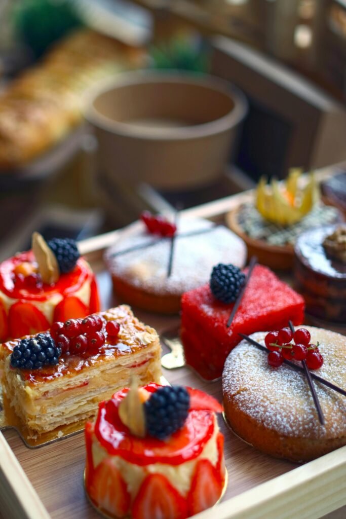 foto de vários bolinhos doces com frutas coloridos
