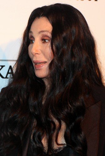 cher linda maquiada cabelos lisos compridos longos pretos
