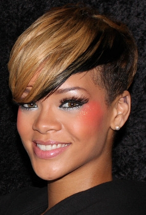 foto de mulher sorrindo cabelos loiros castanhos com mexas pretas olhos castanhos brinco perola blusinha preta rihanna face