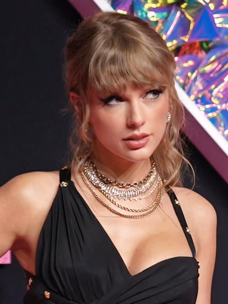 foto de Taylor Swift linda cabelos Halo Fringe maquiada varios colares dourados e de brilhantes vestido de festa estiloso cor preta