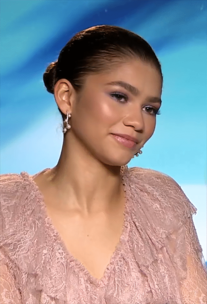 foto de zendaya leve sorriso maquiada linda brincos pequenos perolas estiloso vestido bege transparente estiloso foto de Zendaya Creative Commons