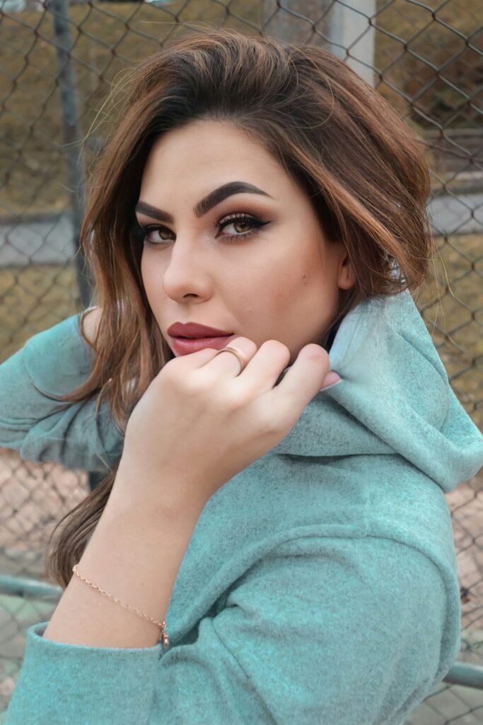 morena cabelos lisos longos castanhos maquiada batom roxo olhos verdes claros