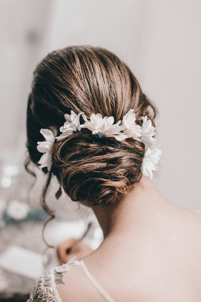 foto de mulher de costas com penteado coque estiloso com flores