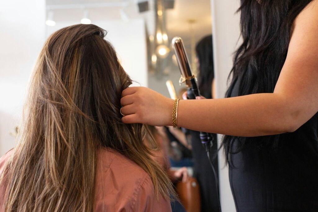 mulher em salao de beleza alisando o cabelo longo liso solto