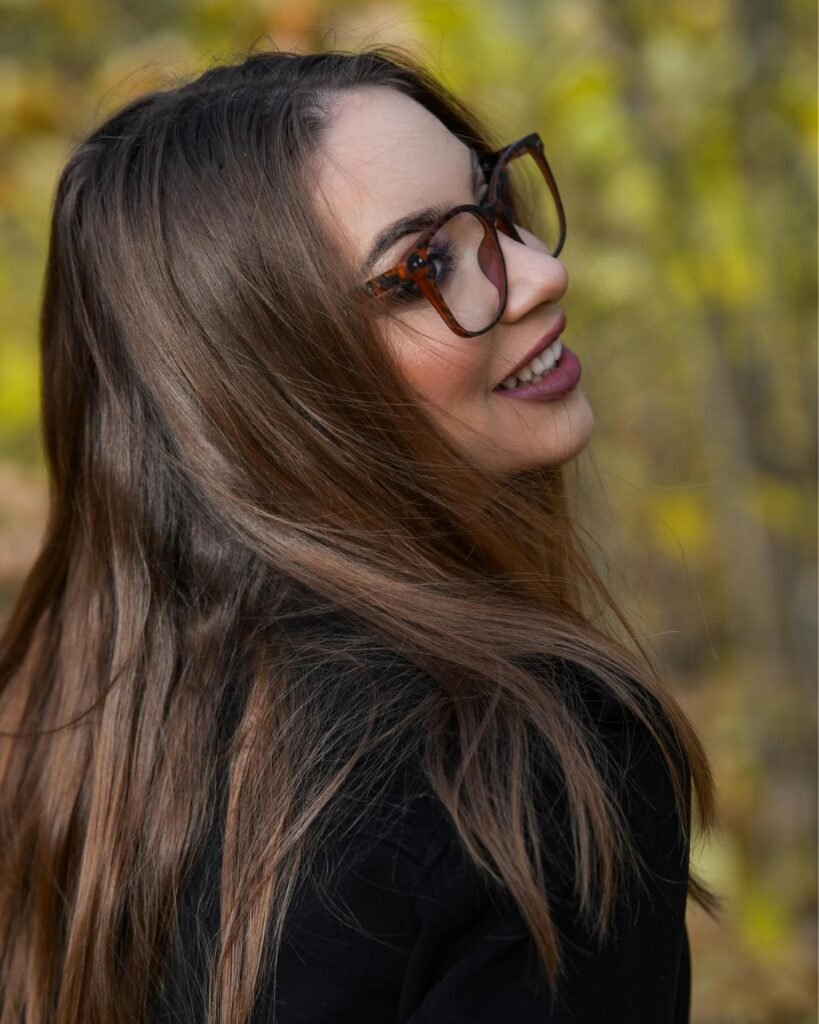 mulher morena sorrindo cabelos lisos longos castanhos óculos grande estiloso batom roxo purple lipstick qual batom roxo combina com meu tom de pele
