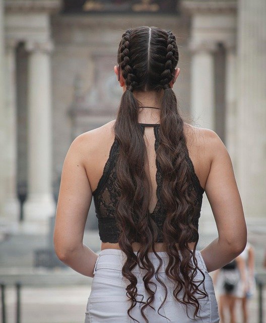 mulher de costas cabelos lisos longos pretos com trancas francesas