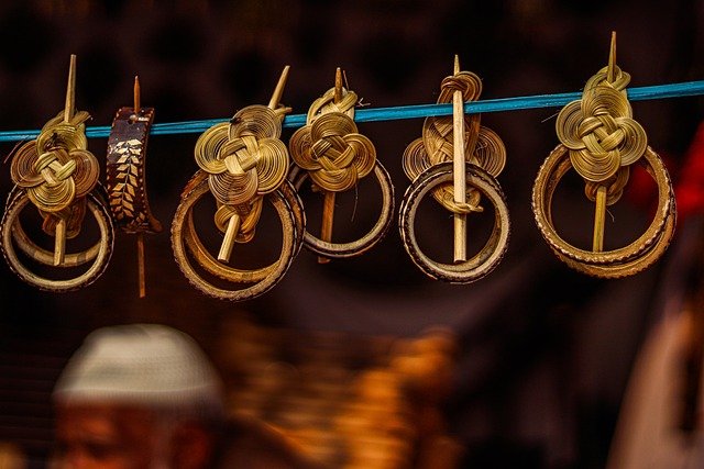 foto ilustrativa de grampos de cabelos pendurados em varal french pin