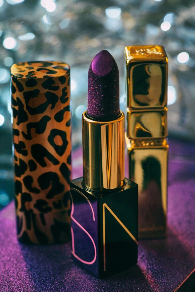 foto ilustrativa de um batom roxo com capa dourada ouro