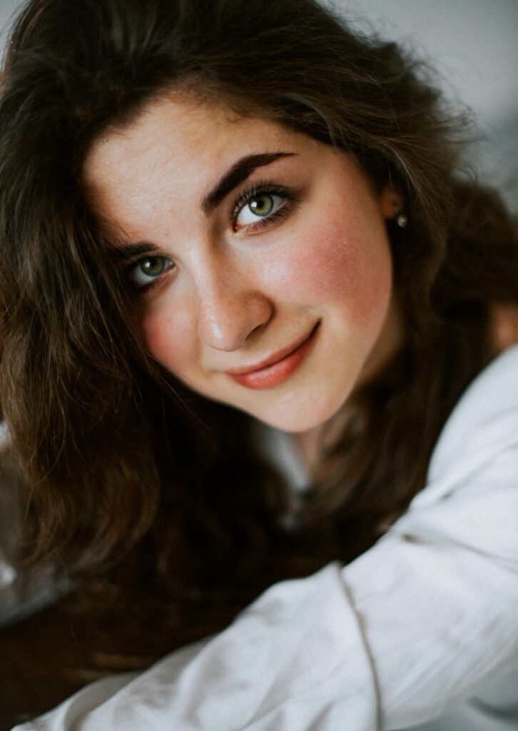 mulher leve maquiagem sorrindo olhos verdes cabelos lisos longos soltos blusinha branca beauty salon tips, dicas de salão de beleza melhores dicas.