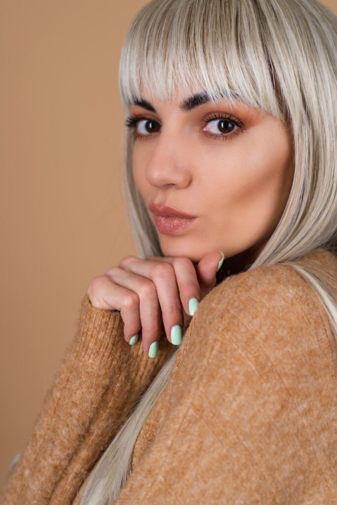 mulher loira cabelos loiros com leve maquiagem baby bangs franjas curtas