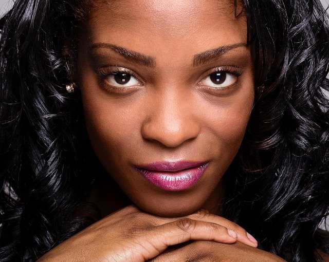 mulher preta linda maquiada batom roxo cabelos ondulados pretos purple lipstick: você vai brilhar com roxo
