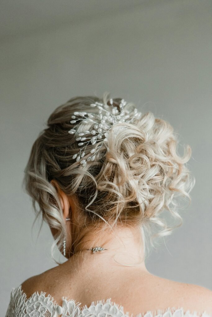 mulher loira cabelos presos penteado estiloso para festa