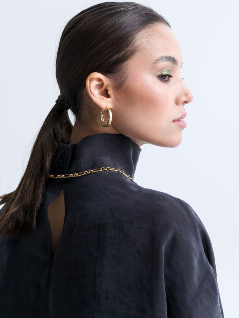 mulher maquiada cabelos lisos longos presos penteado rabo de cavalo brincos pequenos argolas dourado