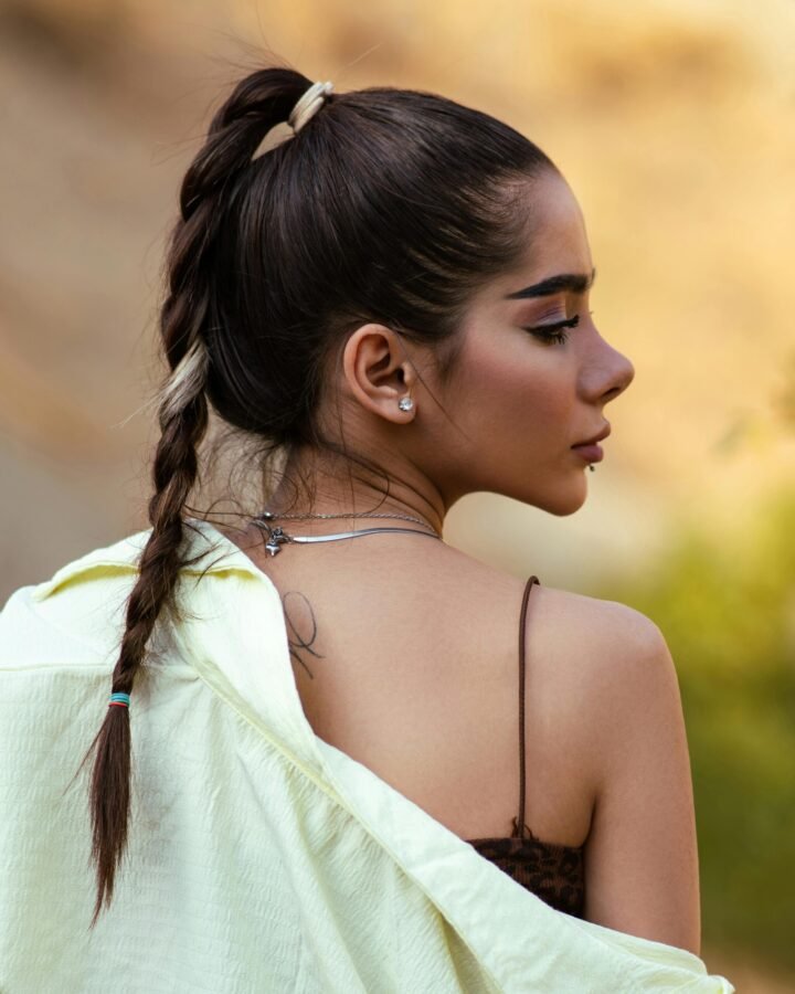 mulher com trança francesa How to french braid your own hair. Como fazer trança francesa foto lateral