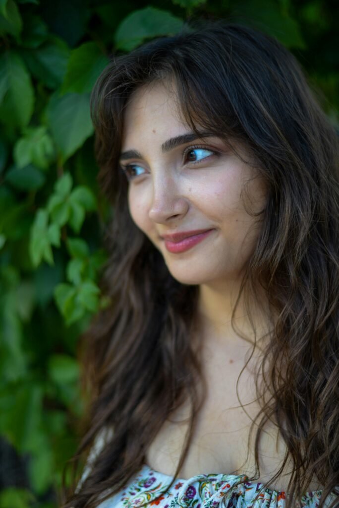 foto de perfil de mulher morena leve sorriso cabelos longos lisos olhos castanhos quanto o cabelo cresce por mês?