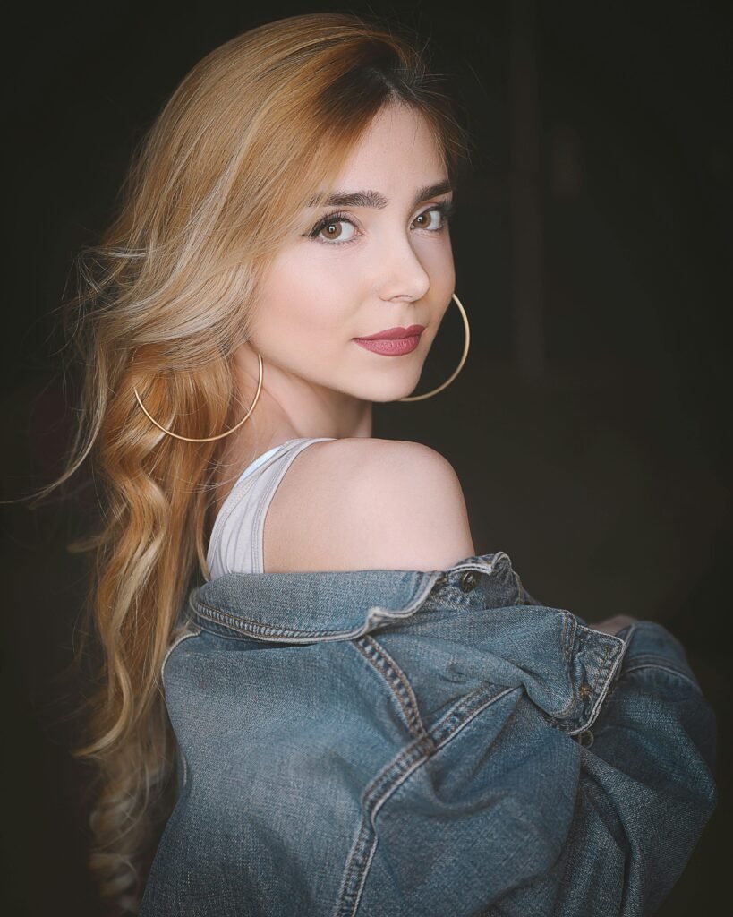 foto de mulher loira olhos castanhos cabelos lisos longos soltos loiros brincos argolas grandes maquiada