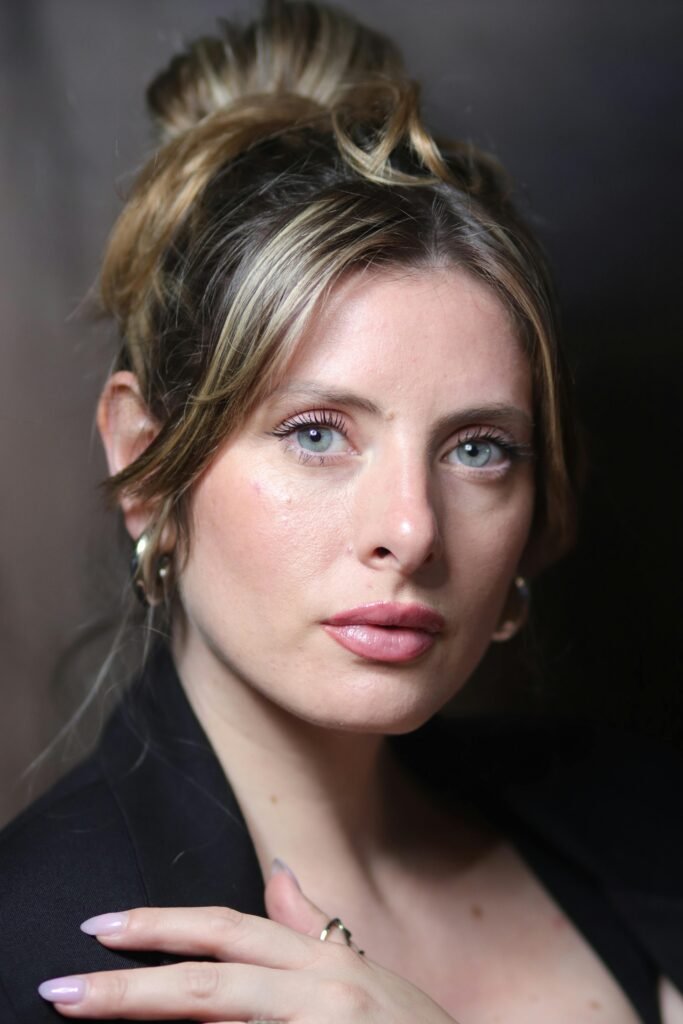 mulher com penteado estiloso coque com mexas soltas