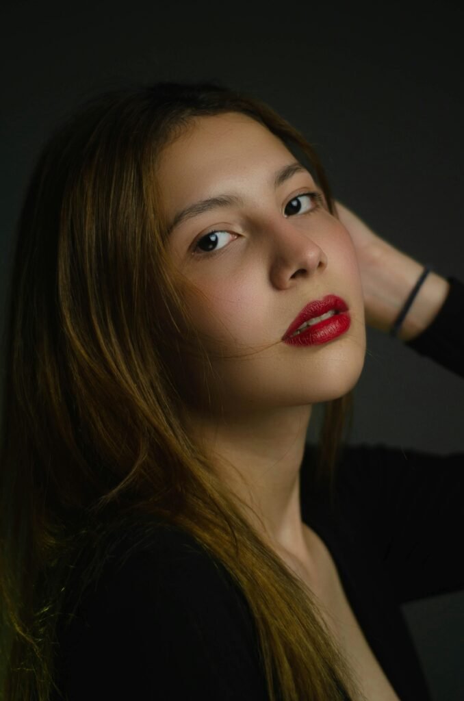 mulher jovem leve maquiagem batom vermelho cabelos lisos loiros