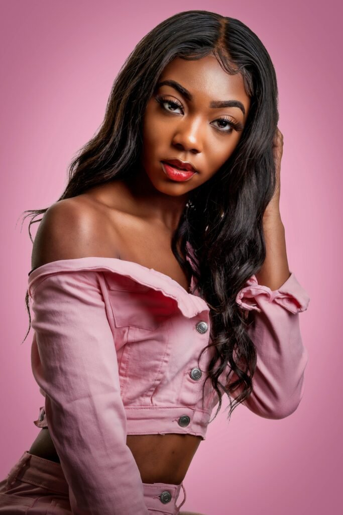 foto de mulher preta linda jovem maquiada cabelos lisos longos pretos blusinha cor de rosa