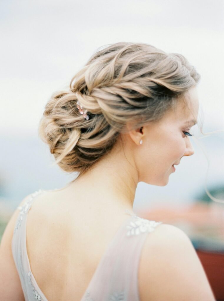 mulher loira cabelos presos penteado estiloso para festa brinco pequeno