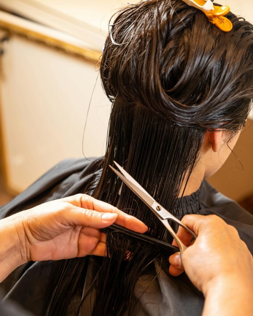 corte de cabelo feminino com tesoura mulher cabelos pretos lisos molhados Cut my own hair, "I didn't know cutting my own hair would be so easy
