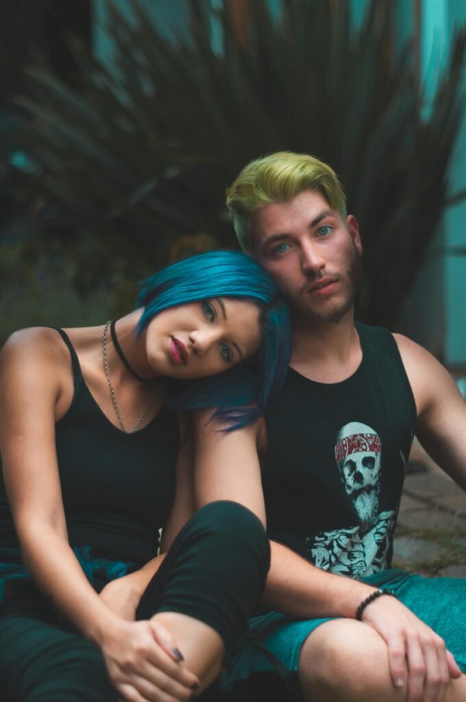 casal de namorados ambos olhos azuis mulher com cabelo azul bluee e homem com cabelo dourado. Brad Mondo hair dye. XMONDO color