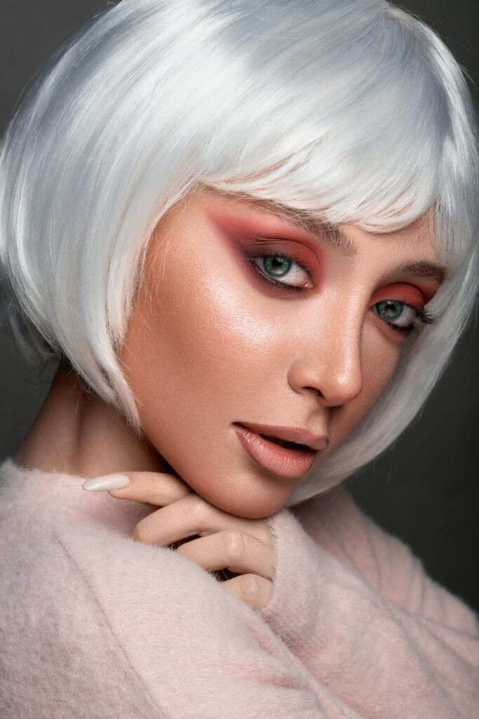 mulher maquiada olhos azuis claros corte de cabelo bob cut cabelo chanel na cor branca