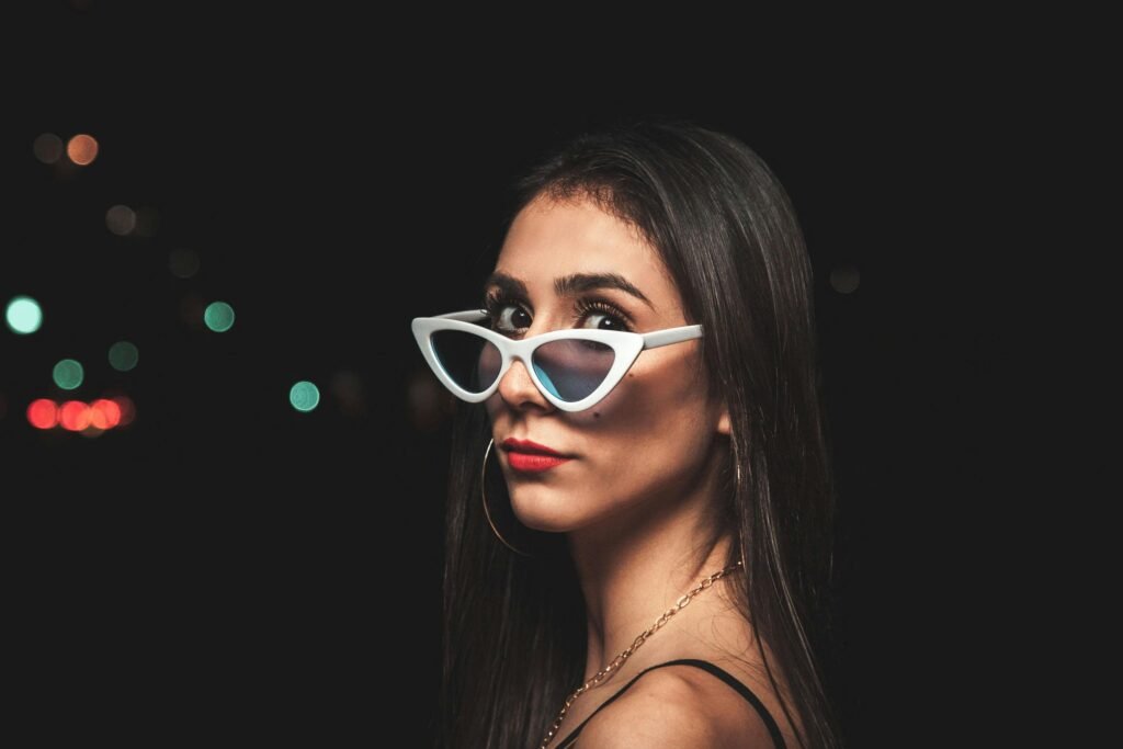 mulher morena maquiada oculos estiloso branco cabelos pretos lisos longos brincos argolas grandes