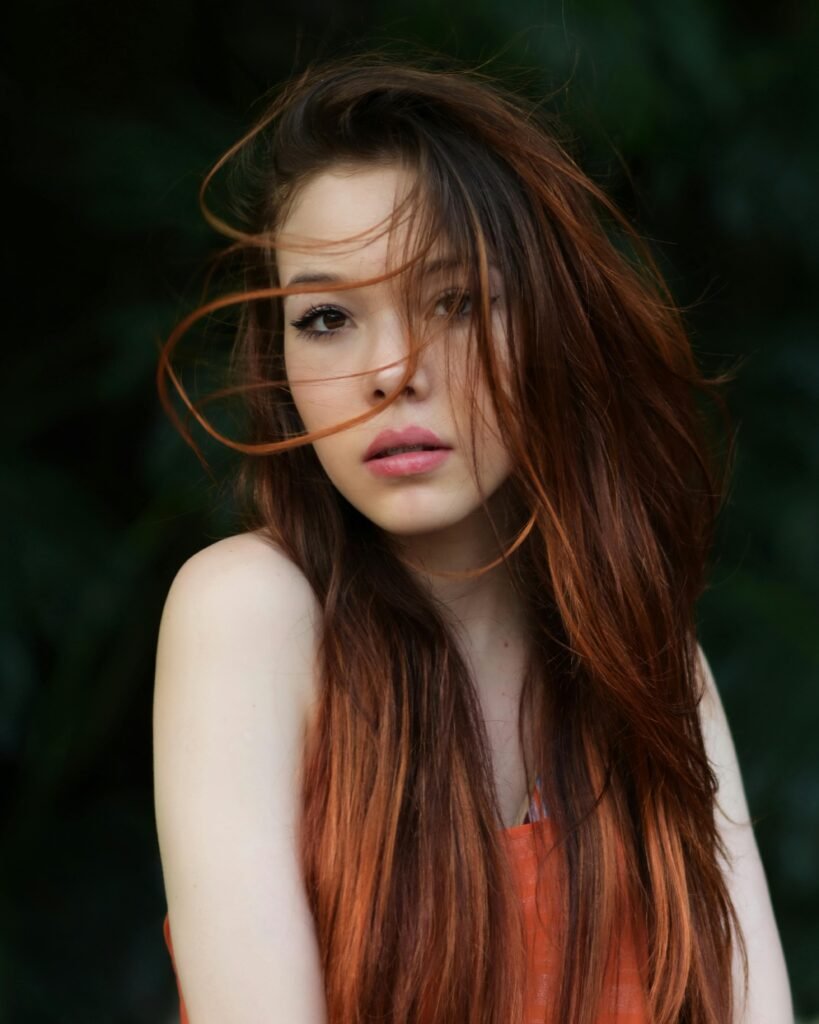 foto de mulher branca linda cabelos longos lisos castanhos olhos castanhos leve maquiagem