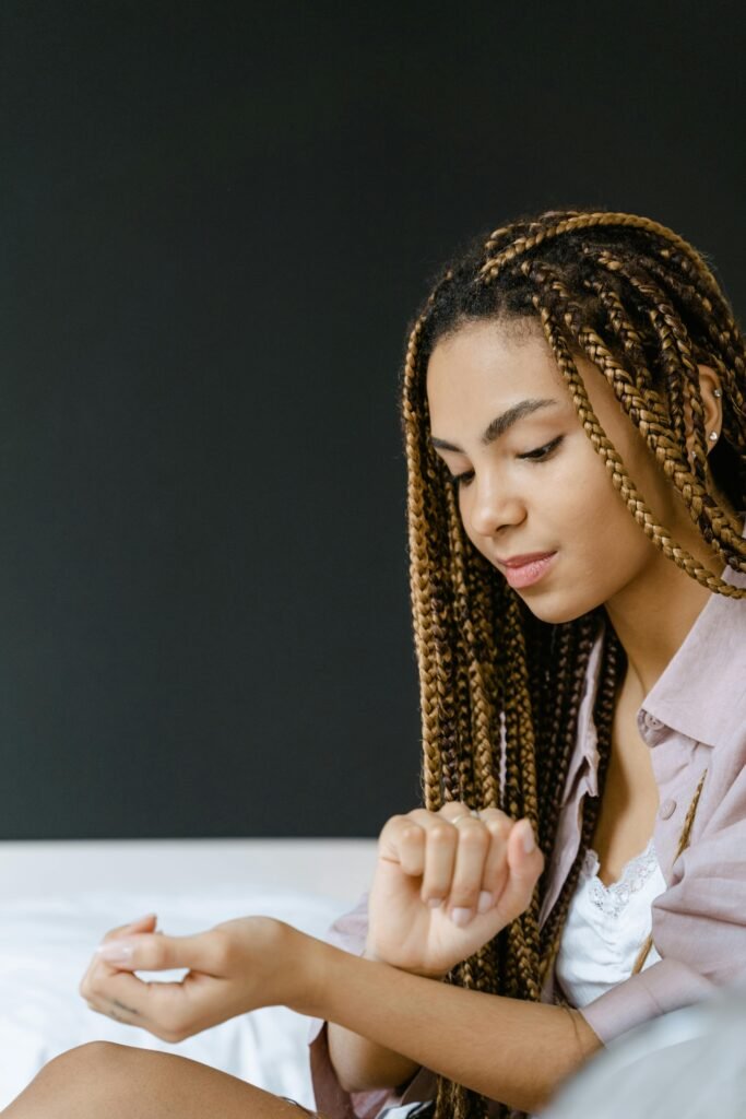 mulher jovem morena com varias trancas francesas