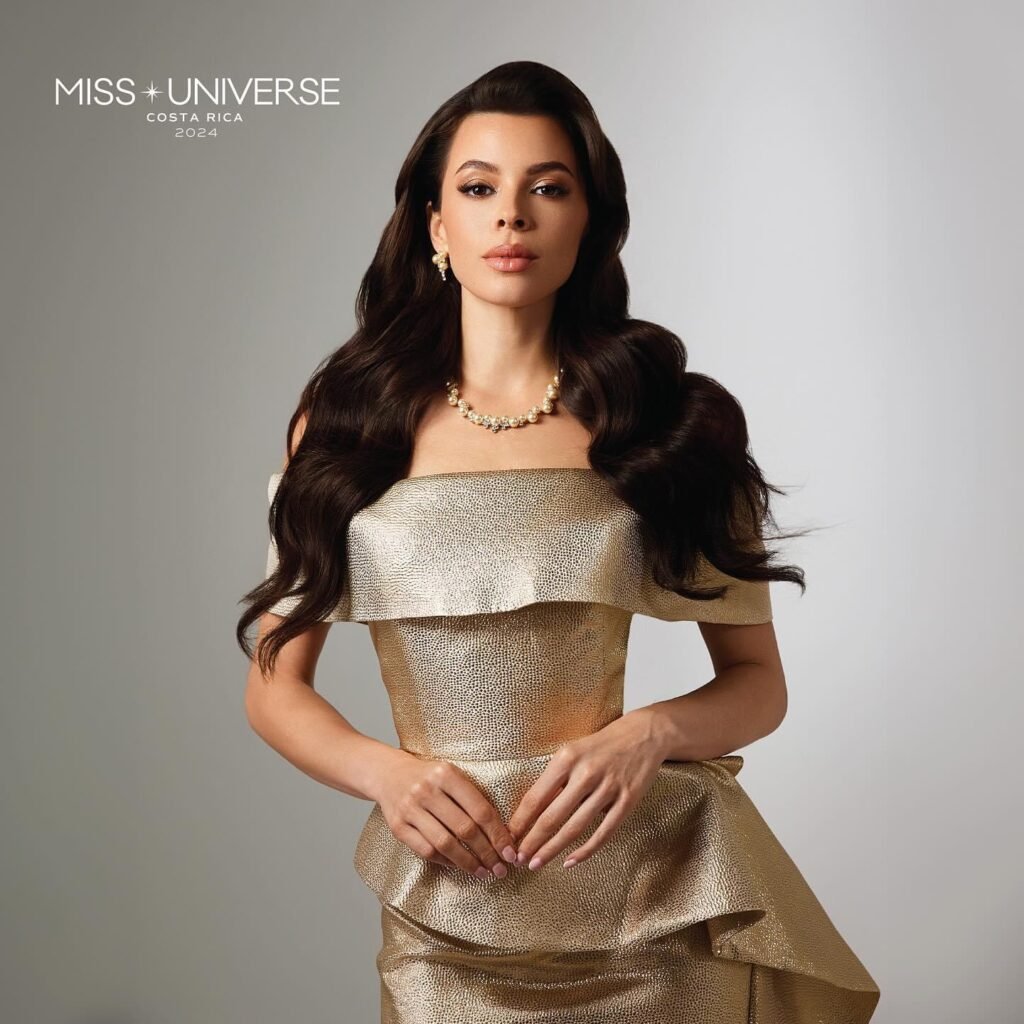 Elena Hidalgo Miss Universo Costa Rica 2024 com vestido dourado estiloso futurista cabelos lisos longos volumosos colar e brincos de perolas