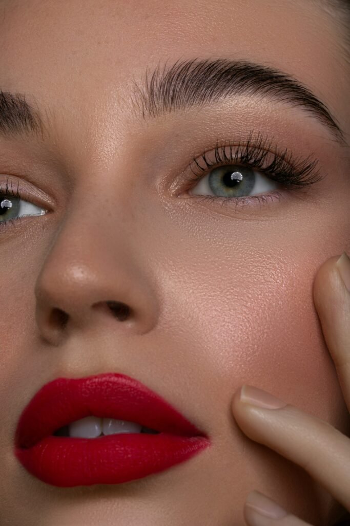 foto de perfil de mulher maquiada batom vermelho olhos azuis claros new lipstick batom novo tudo o que você precisa saber para escolher o new lipstick perfeito