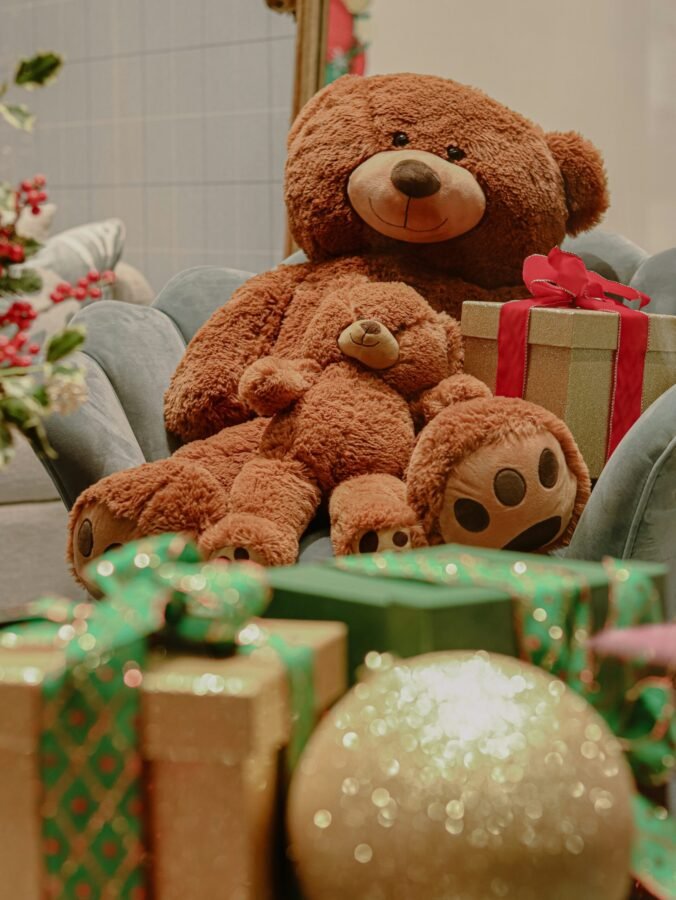 foto de dois ursos de pelúcias grandes na cor marrom ao redor de varias caixas de presentes com laços foto de Faezeh Taheri unsplash.com